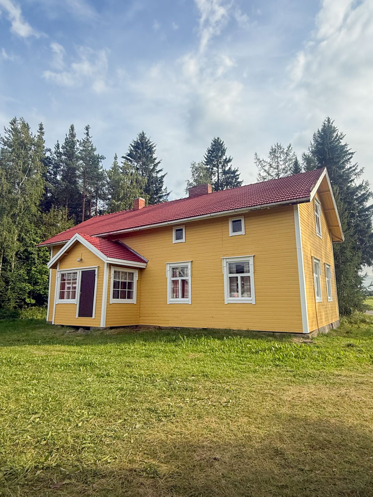 Keltainen omakotitalo maalattuna